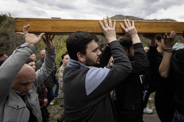 Mostar: Brojni vjernici sudjelovali na križnom putu