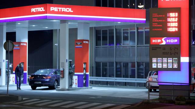 Zagreb: Cijena benzina pala ispod 10 kuna