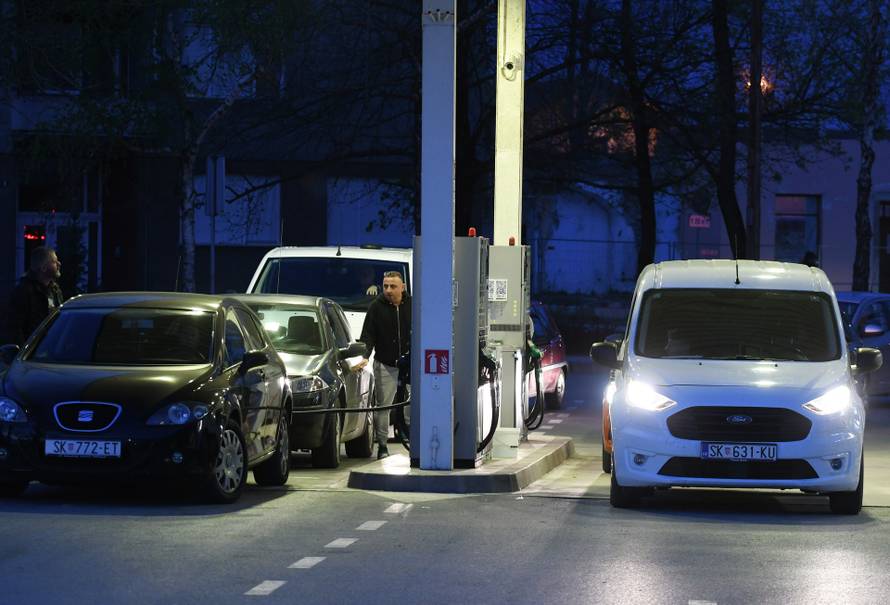 Sisčani pohrlili na benzinske postaje uoči poskupljenja 
