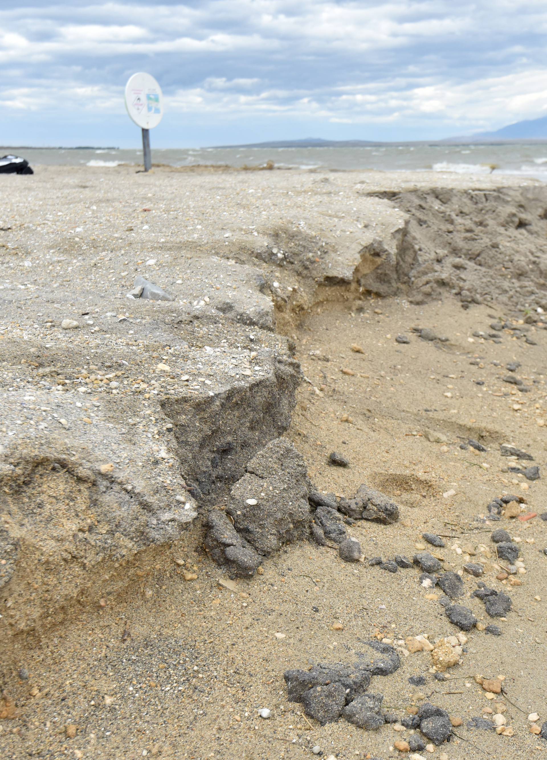 Poplava je isprala gotovo sav pijesak s ninske plaže Ždrijac