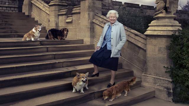 Kraljica Elizabeta povodom proslave 90. ro?endana objavila fotografije s unucima i psima