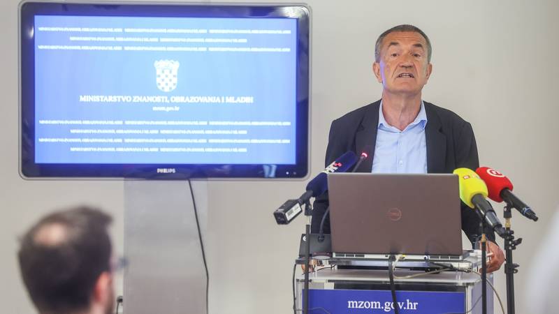 Maturanti bolje napisali esej, jedan tražio da se odgodi ispit iz matematike zbog utakmice