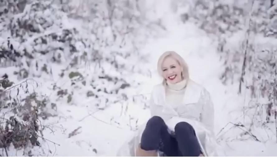 Nestala iz kadra: Jelena Rozga trčala po šumi, zapela i pala...