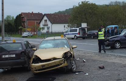 Nesreća kod Slatine: U sudaru tri automobila jedan ozlijeđeni