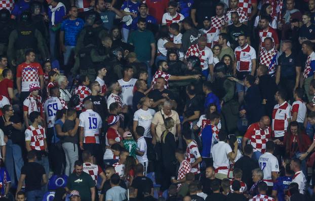 Atmosfera na tribinama tijekom susreta Hrvatske i Crne Gore u kvalifikacijama za Svjetsko prvenstvo