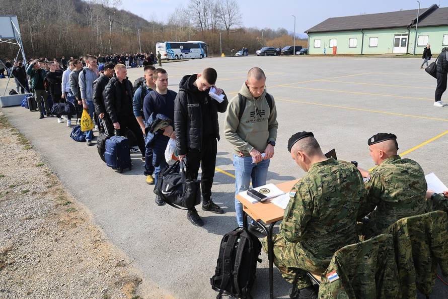 Ministar Anušić i general Kundid na prvom danu TVO-a na Slunju