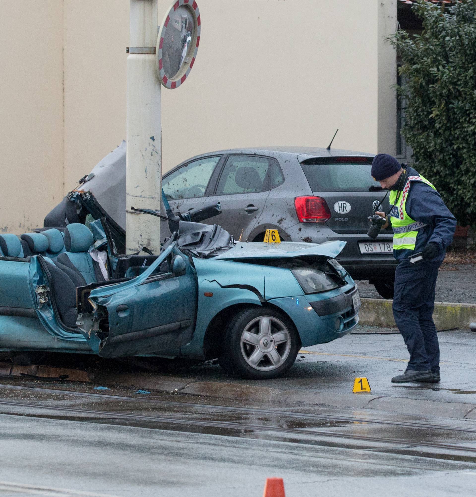 Muškarac preminuo, a žena u bolnici nakon sudara u Osijeku