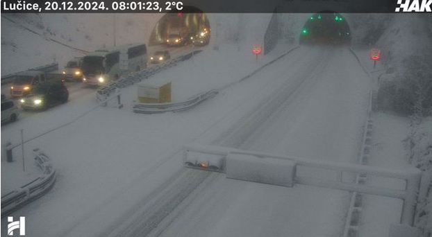 FOTO Ovako izgledaju autoceste jutros, sve pod snijegom. Nema pravca za kamione prema Istri