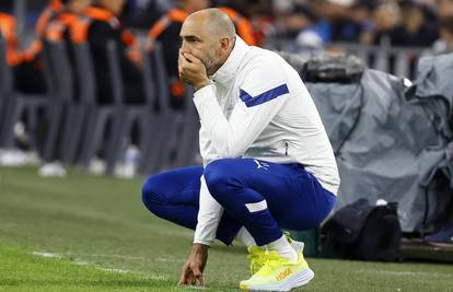 Ljutiti Tudor propustio presicu, a novinari ga uhvatili ispred busa