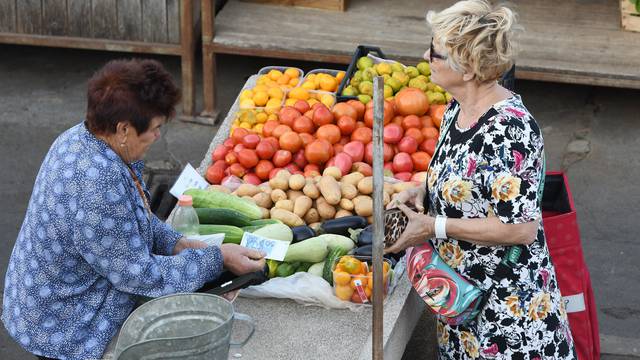 Šibenik: Bogata ponuda voća i povrća no ipak uz visoke cijene 