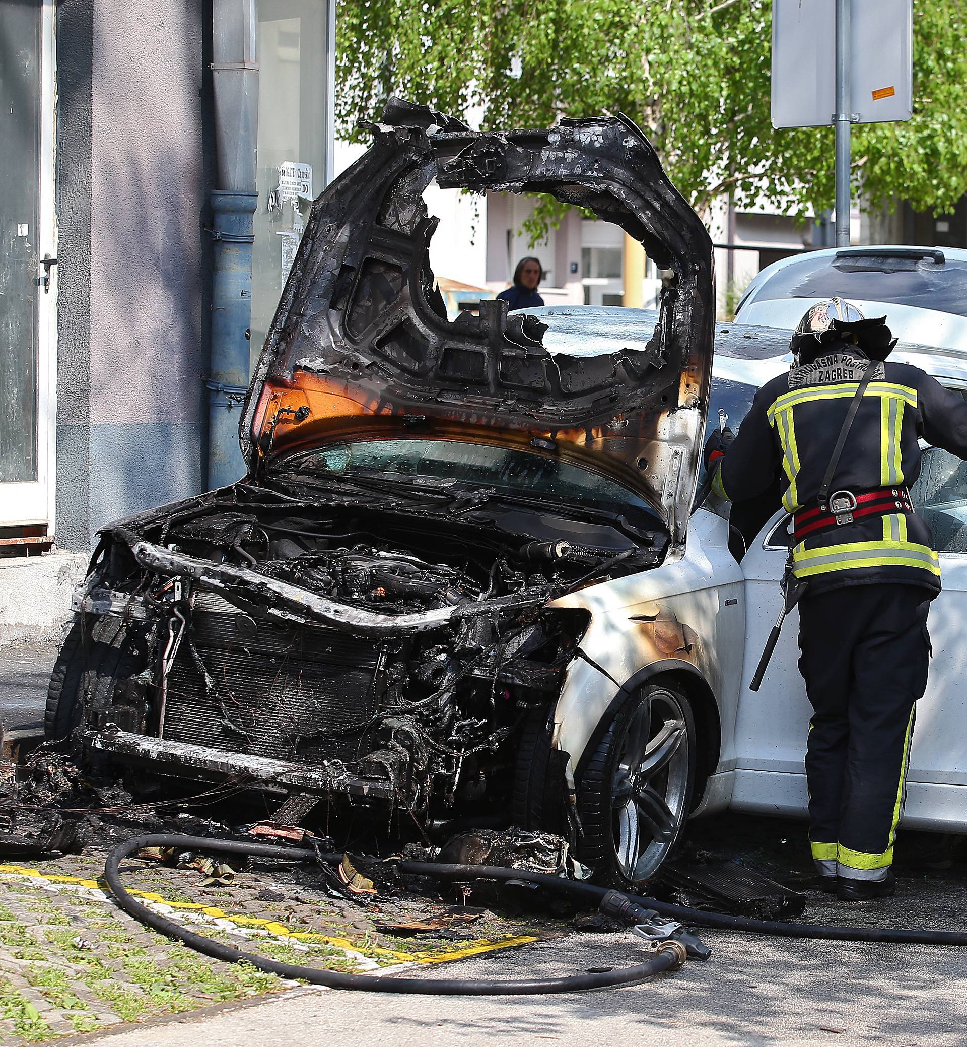 Zapaljen Audi Q7 na Vrbiku: Polio ga tekućinom i pobjegao