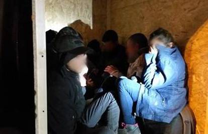 Bili su u drvenom sanduku: Policija spasila 9 migranata