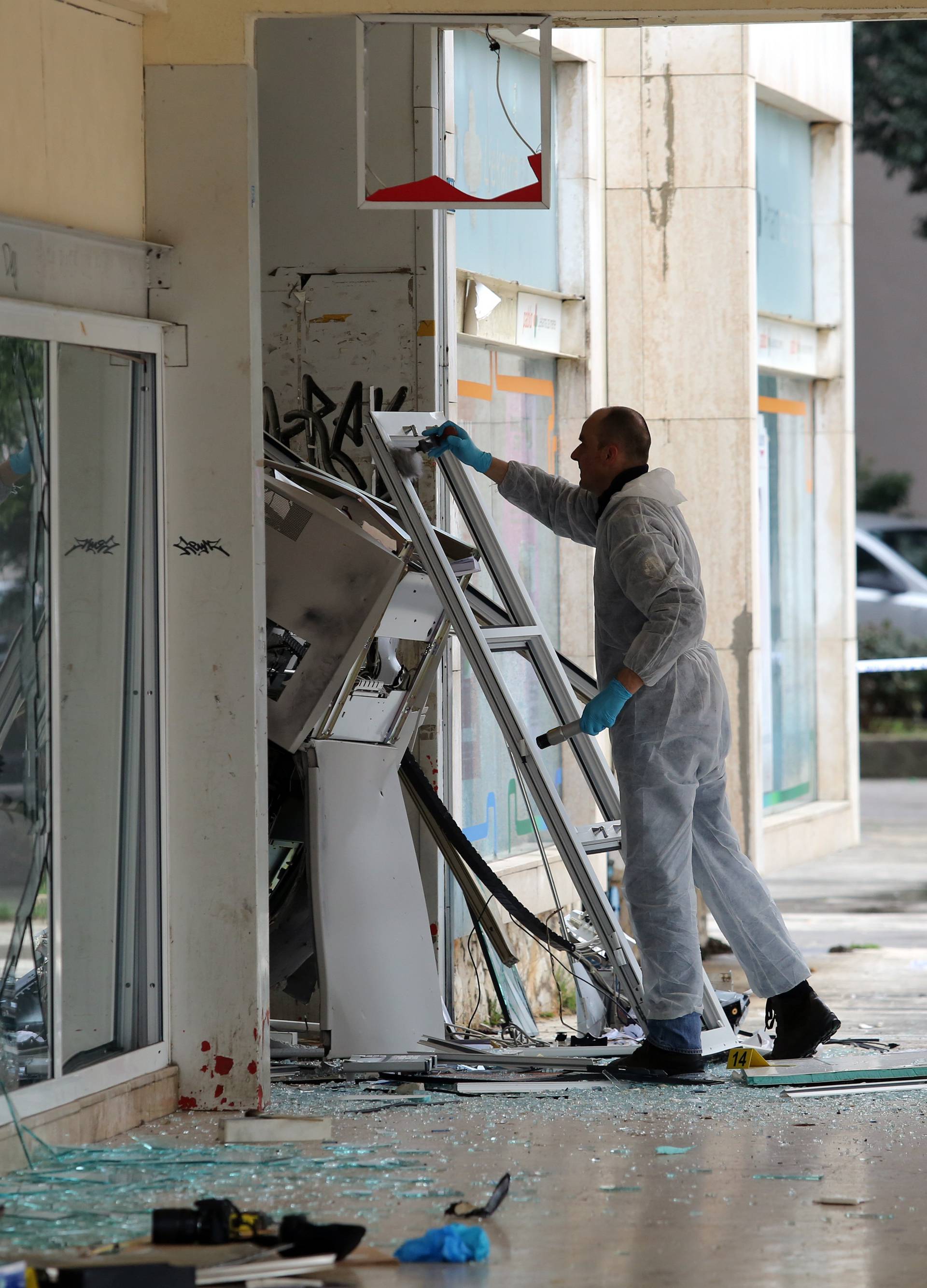 Snažna eksplozija: Raznijeli su bankomat u Rijeci, ukrali novac