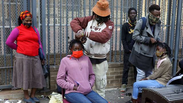 Koja izolacija kada je frizura u pitanju! Žene u Južnoj Africi masovno obilaze ulične frizere