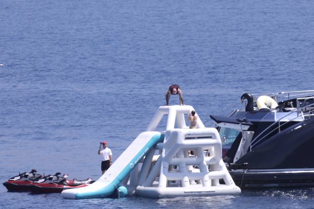 Obiteljski odmor slavnog podcastera na Braču: Joe Rogan uživa na superjahti, kupa se i skače u more