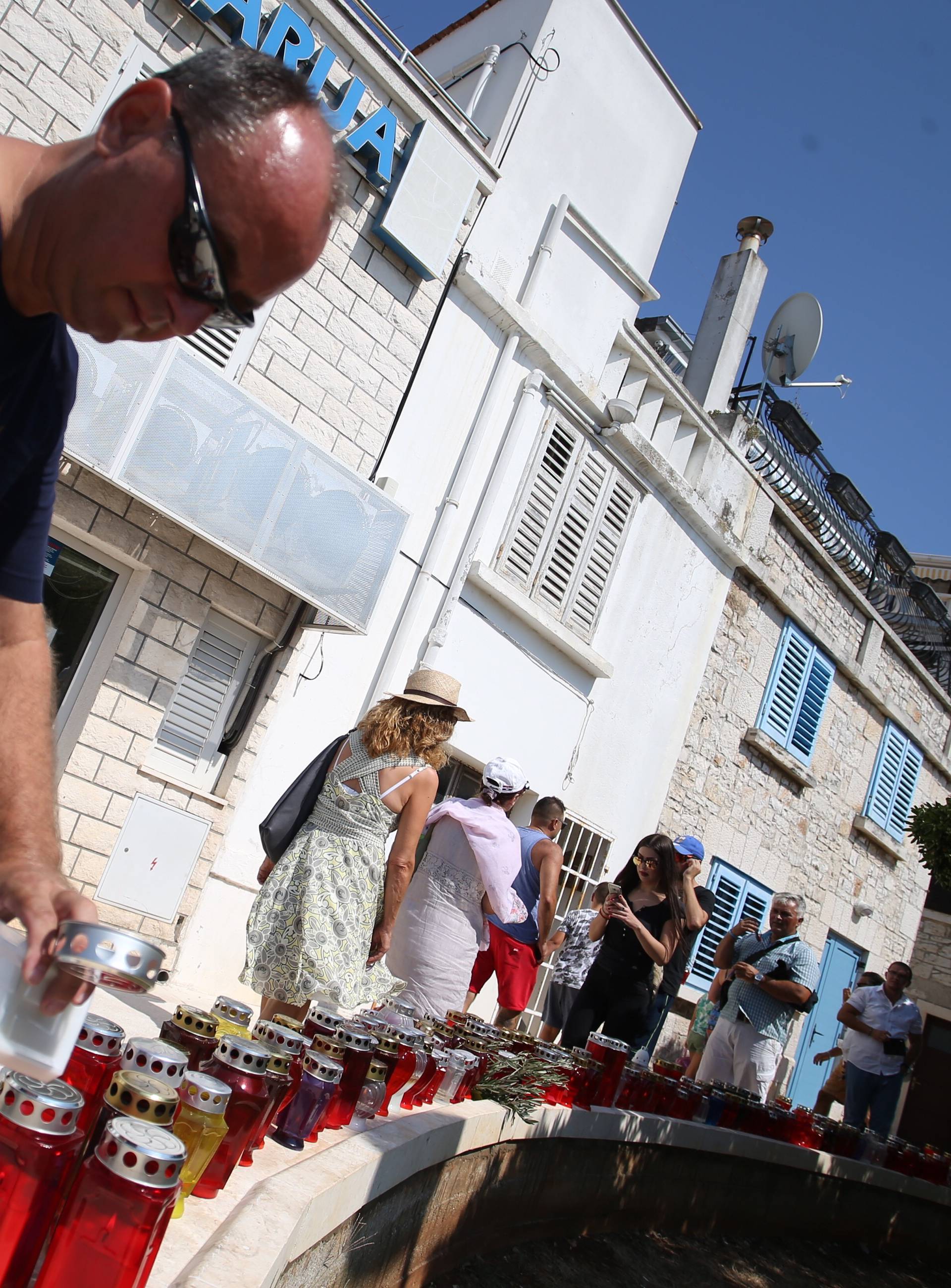 Tisuće ljudi na sprovodu: Oliver je pokopan uz bakljadu Torcide