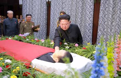 Slomio se: Kim Jong-un plače nad tijelom svojeg suradnika