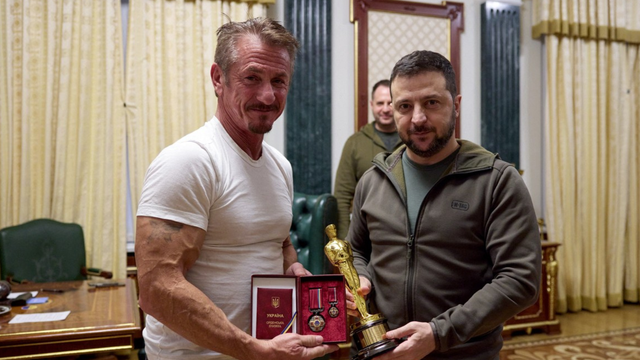 Sean Penn ostavio kipić Oscara u Ukrajini kod Zelenskog pa mu poručio: 'Vrati ga kad pobijediš'