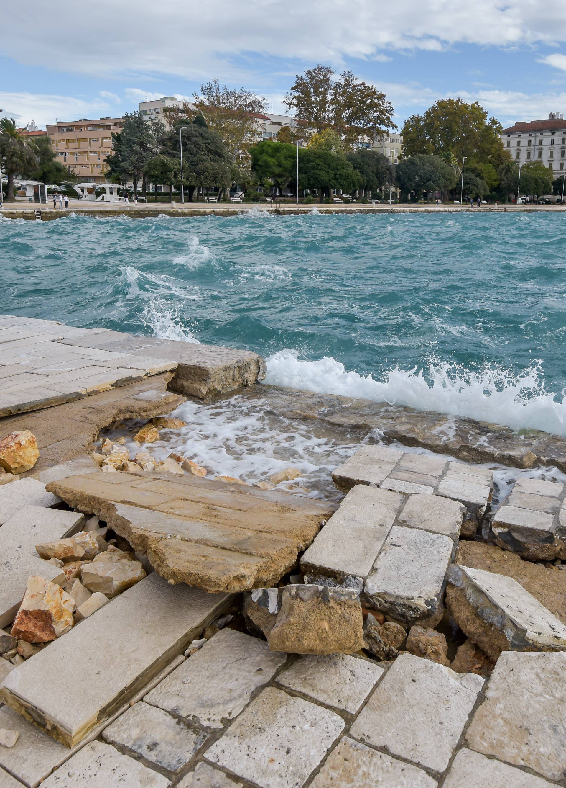 Uništena zadarska riva: Valovi su  razbacali kamene blokove...