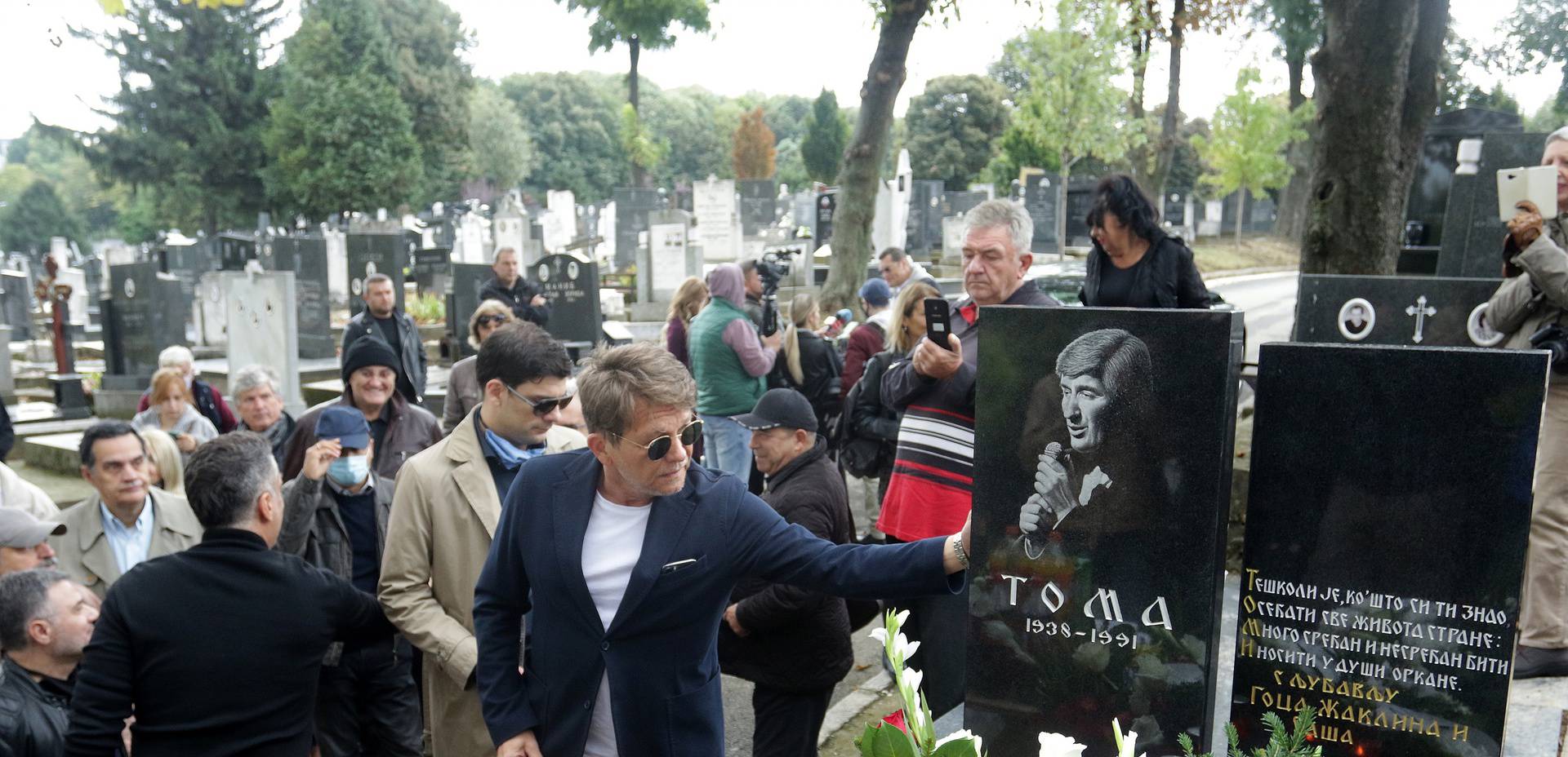 At the Central cemetery mark the 29 years since the death of legendary bohemian and folksinger Toma Zdravkovic.

Na Centralnom groblju obelezeno 29 godina od smrti legendarnog boema i pevaca narodne muzike Tome Zdravkovica.