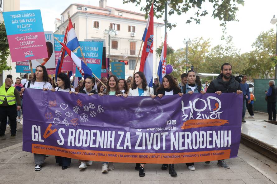 Rijeka: Održan Hod za život, pratili ih prosvjednici