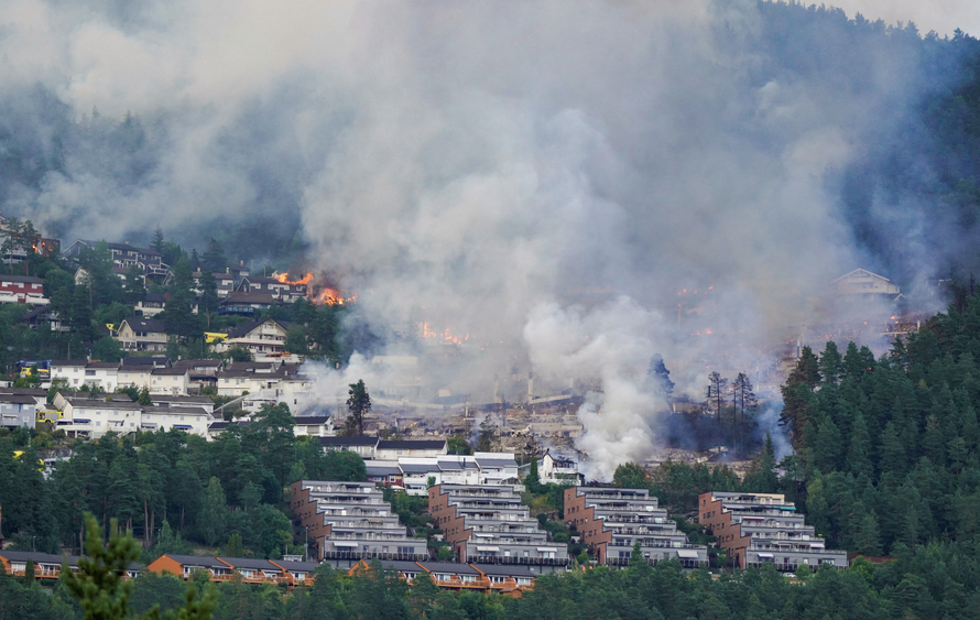 FOTO Veliki požar na jugu Norveške: Izgorjelo preko 50 kuća, stotine ljudi evakuirane