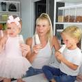 Mama i kći izdajaju mlijeko zajedno pa od njega pripremaju sladoled koji potom pojedu