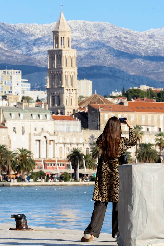 Zubato sunce u Splitu izmamilo je brojne šetače