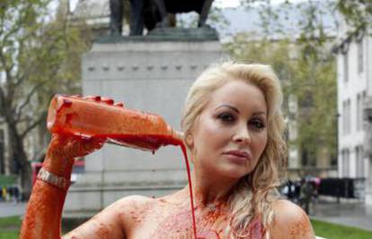 Playboyeva zečica okupala se u lažnoj krvi za spas životinja