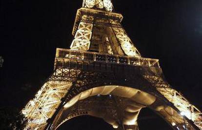 Pariz štedi struju: Eiffelov toranj gasi svjetla sat vremena ranije