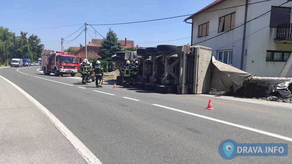 Prevrnuo se kamion kod Koprivnice, zakačio rasvjetni stup, prometni znak i ogradu