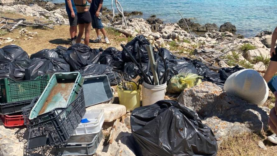 Belgijci čistili na otoku Molatu: Pridružili su se zadarskim izviđačima u ekološkoj akciji