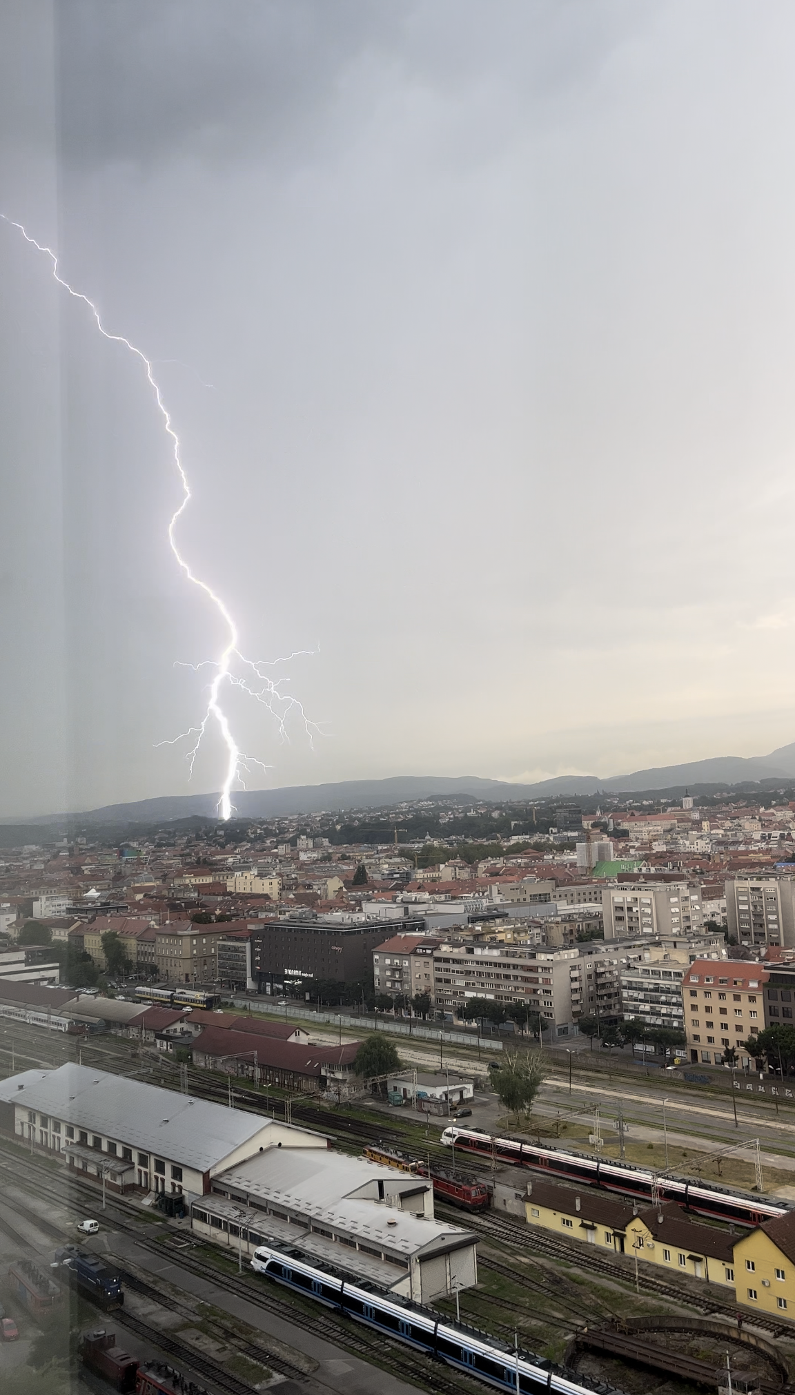 Snimio udar munje u Zagrebu! Nevrijeme je okrenulo na sjever i izbjeglo je Slavoniju i Baranju