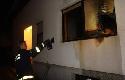 Bacio zapaljivu tekućinu na prozor, skoro zapalio kuću