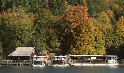 Brojni turisti uživali na Plitvičkim jezerima koja su obojana prekrasnim jesenskim bojama