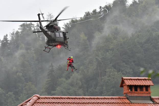 Slovenija: Spašavanje muškarca helikopterom iz poplave 