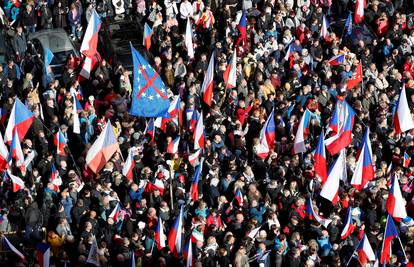 Deseci tisuća Čeha na ulicama, prosvjeduju protiv vlade, EU-a i NATO-a: 'Završite komediju!'