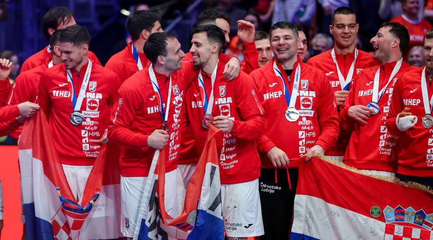 Zajednička fotografija Hrvatske rukometne reprezentacija koja je osvojila srebrnu medalju na Svjetskom prvenstvu