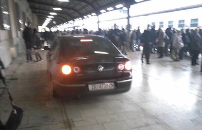Vozio auto između putnika po peronu na Glavnom kolodvoru 