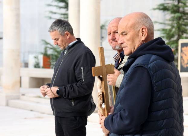 Šibenik: Molitelji krunice ispred Gradske uprave