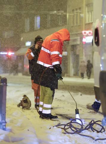 Zagreb: Brenerom odmrzavali tra&ccaron;nice ne bi li uspostavili tramvajski promet