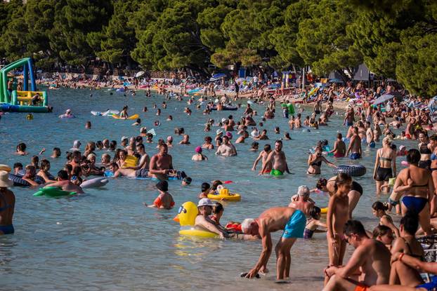 Makarska:  Gužva na glavnoj plaži u Makarskoj