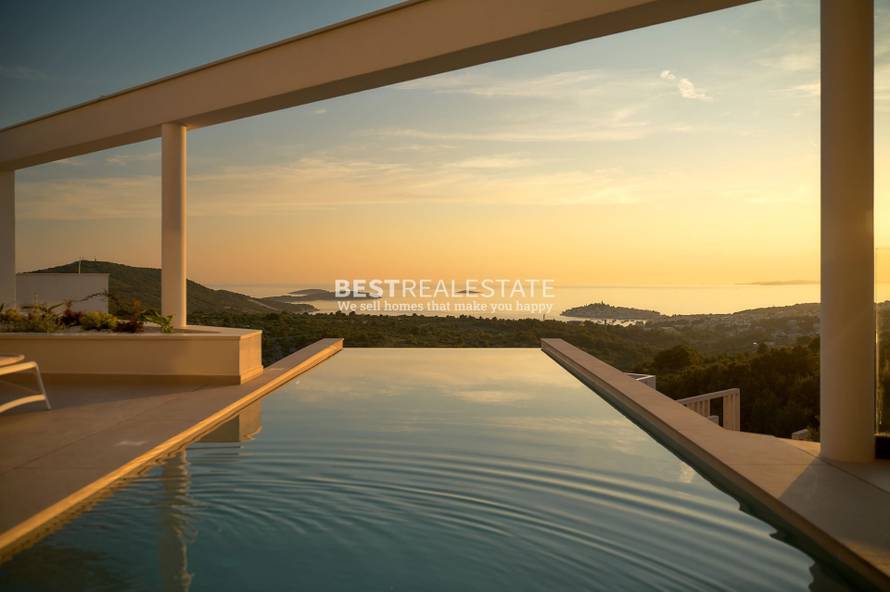 Luksuzne nekretnine prvi red do mora ili vile s pogledom u brdima?