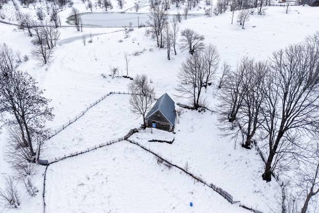 Pogled iz zraka na Bjelašnicu u potpunosti prekrivenu snijegom