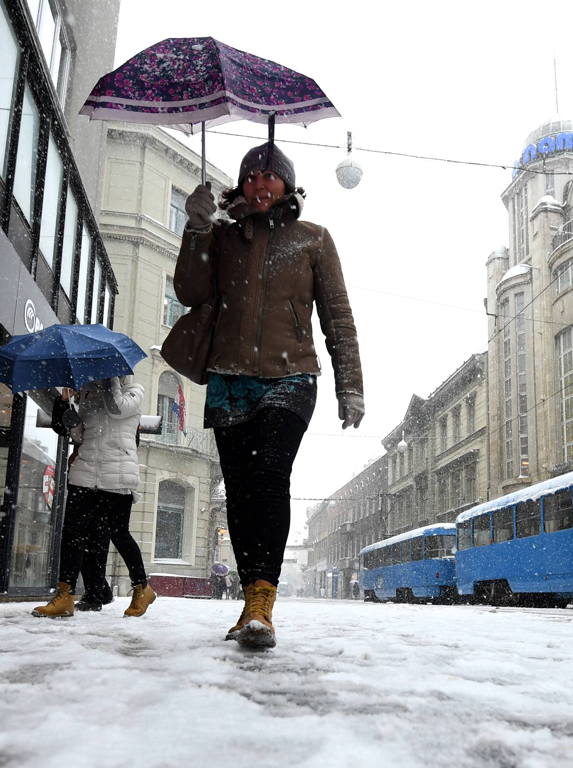 HGSS nepokretnom muškarcu kod Gračaca donio hranu i drva