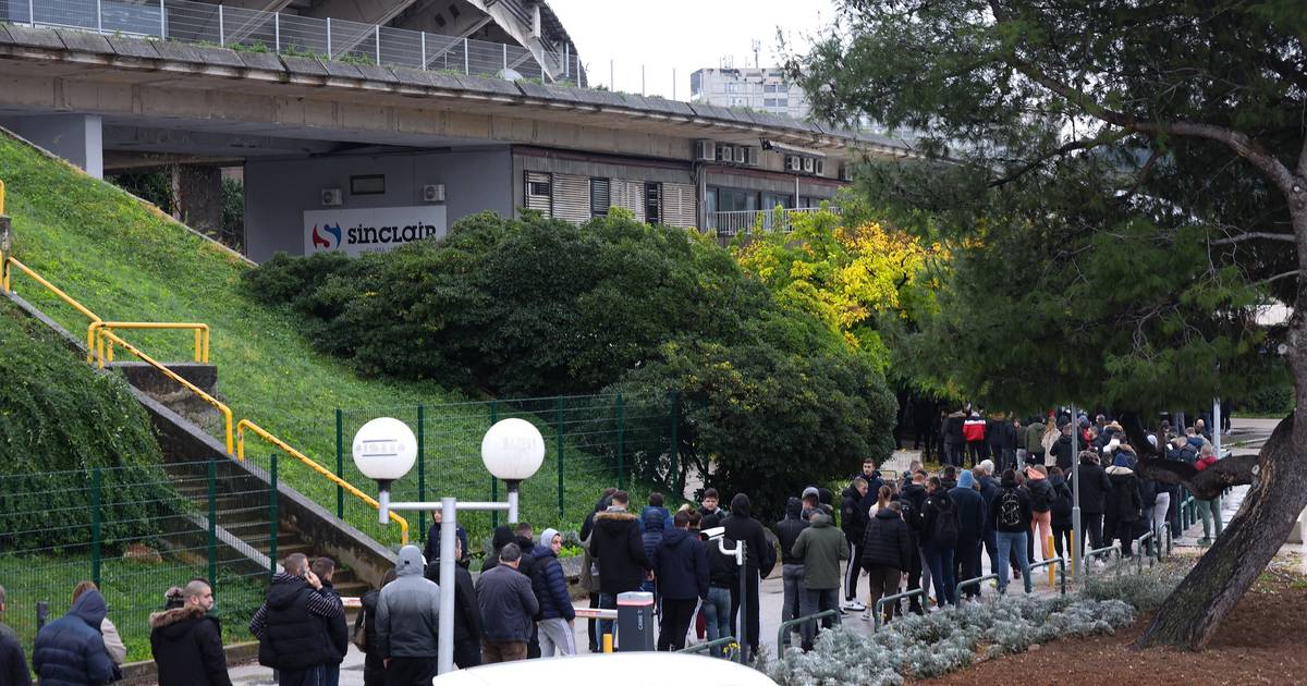 Ogromni redovi pred Poljudom! Svi bi na derbi Dinamo – Hajduk Ogromni redovi pred Poljudom! Svi bi na derbi Dinamo – Hajduk