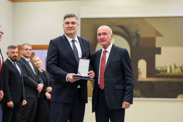 Zagreb: Zoran Milanović uručio odlikovanja i priznanja zaslužnim pojedincima i organizacijama iz područja kulture, znanosti, sporta i gospodarstva