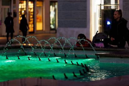Rijeka: Povodom Dana sv. Patrika zeleno je osvjetljena fontana na Jadranskom trgu