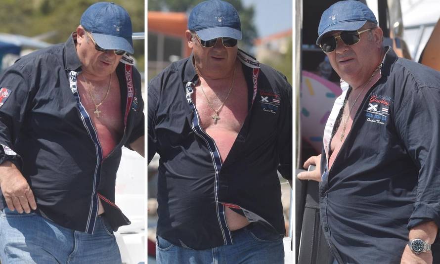 Dekolte moreplovca Keruma: Sve mu se crveni osim križa...