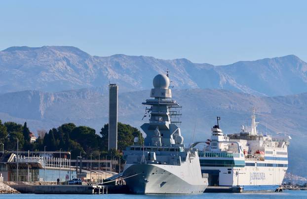 NATO-ov zapovjedni brod Virginio Fasan u splitskoj luci